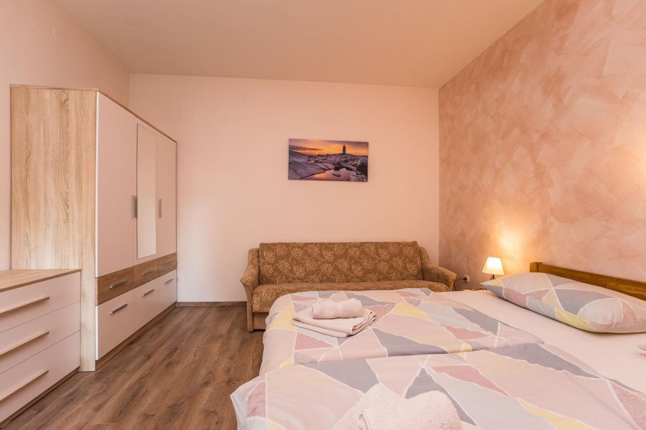 Guest House Malenica Sukošan Esterno foto